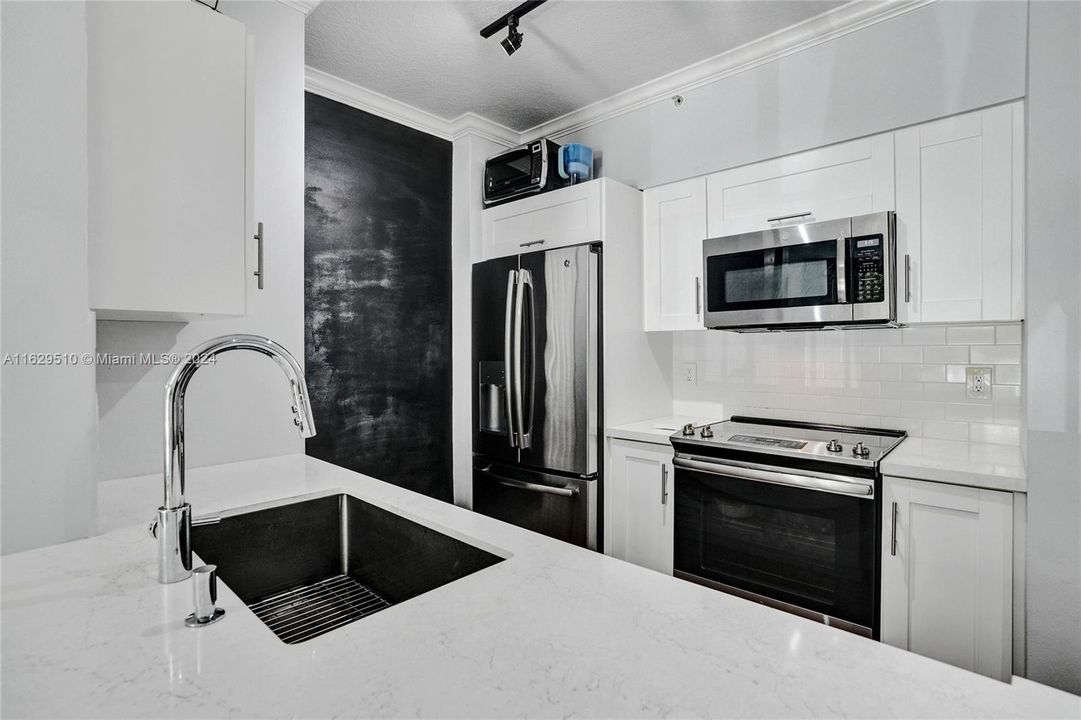 Active With Contract: $325,000 (1 beds, 1 baths, 697 Square Feet)