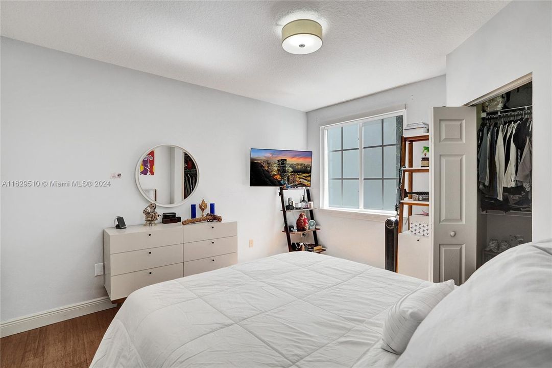 Active With Contract: $325,000 (1 beds, 1 baths, 697 Square Feet)