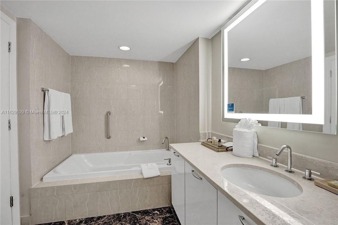 Active With Contract: $285,000 (1 beds, 1 baths, 584 Square Feet)