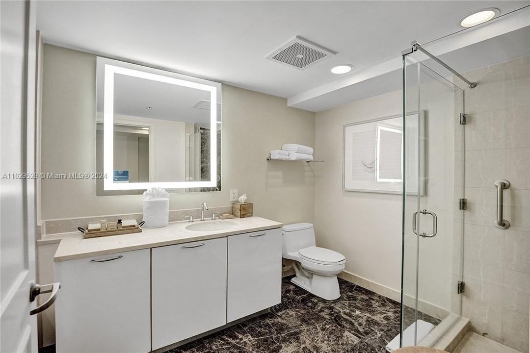 Active With Contract: $285,000 (1 beds, 1 baths, 584 Square Feet)