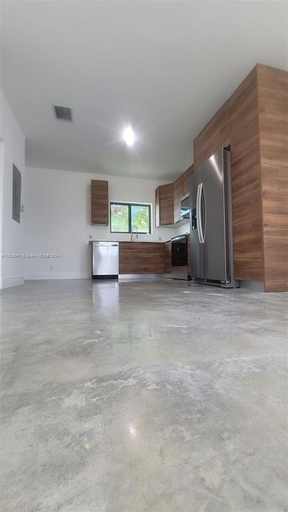 Active With Contract: $3,000 (3 beds, 2 baths, 945 Square Feet)