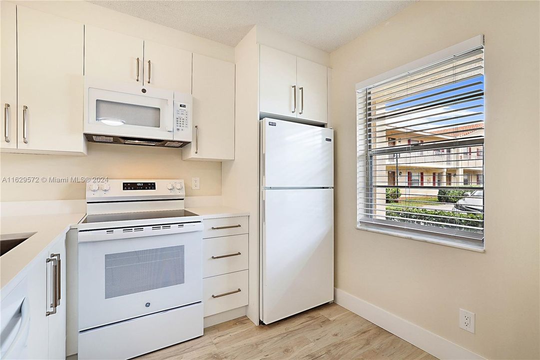 For Sale: $194,000 (1 beds, 1 baths, 621 Square Feet)