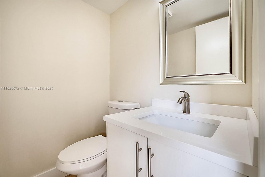 For Sale: $194,000 (1 beds, 1 baths, 621 Square Feet)