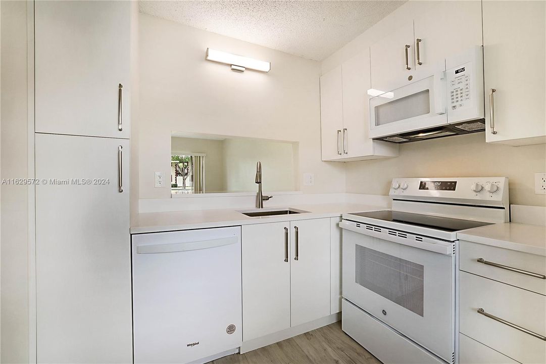 For Sale: $194,000 (1 beds, 1 baths, 621 Square Feet)