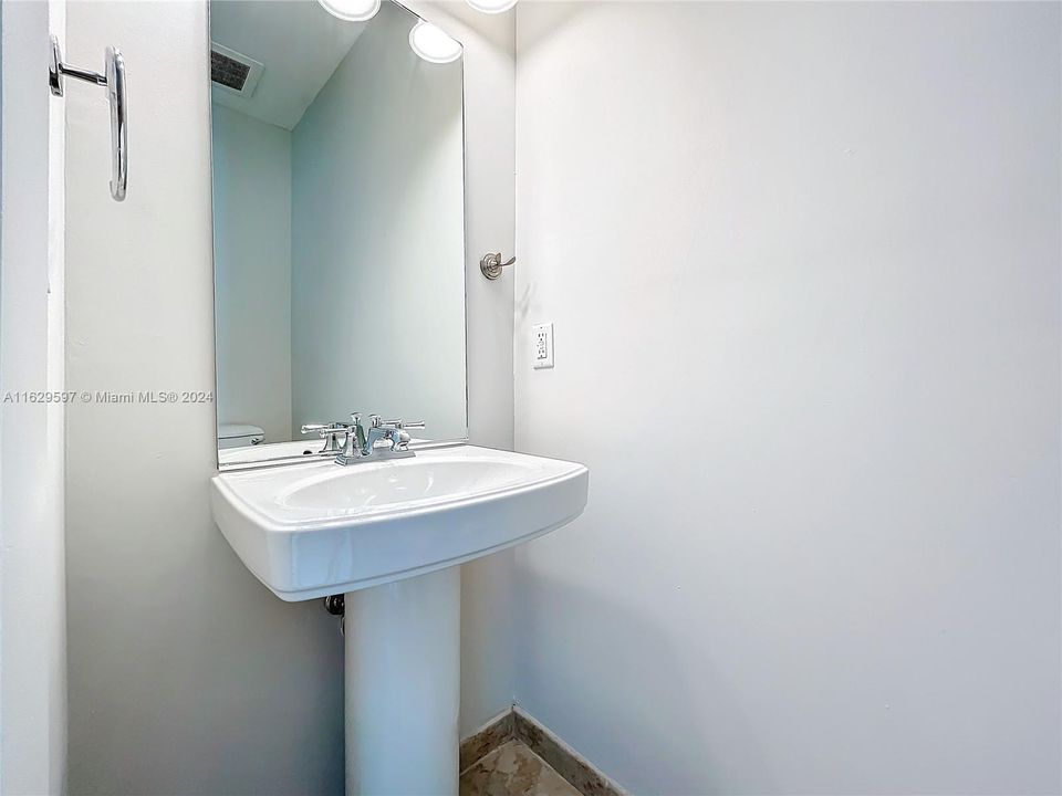 Recently Sold: $525,000 (1 beds, 1 baths, 780 Square Feet)