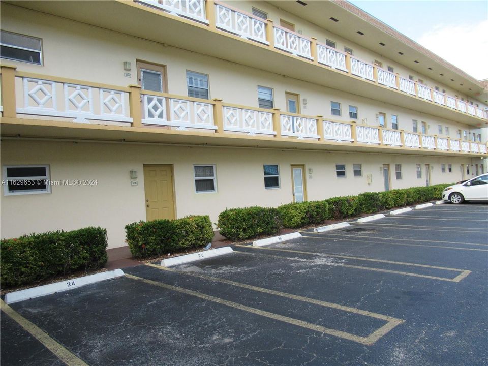 Active With Contract: $1,300 (1 beds, 1 baths, 684 Square Feet)