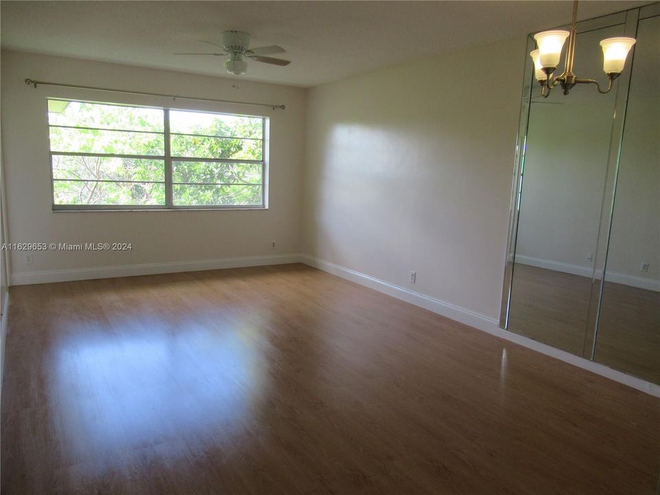 Active With Contract: $1,300 (1 beds, 1 baths, 684 Square Feet)