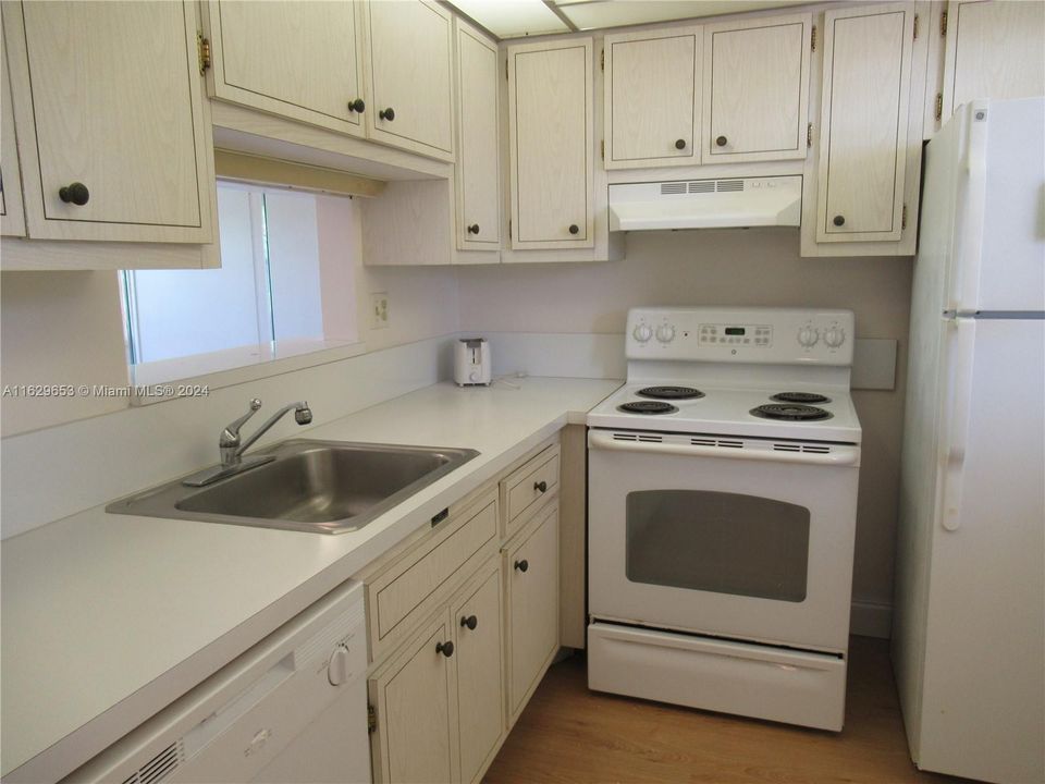 Active With Contract: $1,300 (1 beds, 1 baths, 684 Square Feet)