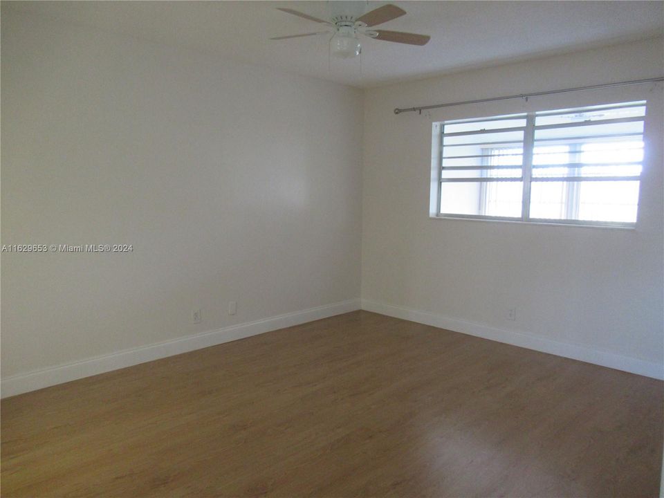 Active With Contract: $1,300 (1 beds, 1 baths, 684 Square Feet)