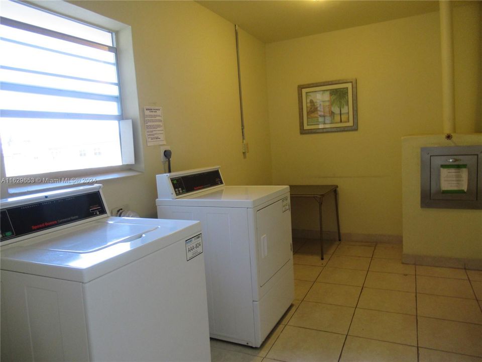 Active With Contract: $1,300 (1 beds, 1 baths, 684 Square Feet)