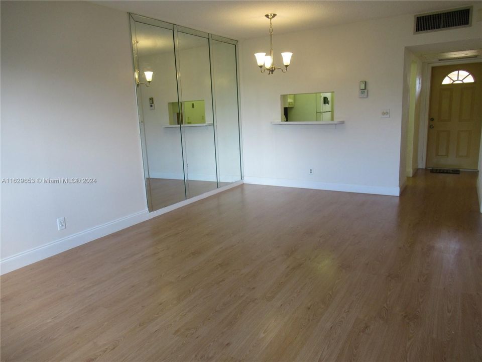 Active With Contract: $1,300 (1 beds, 1 baths, 684 Square Feet)