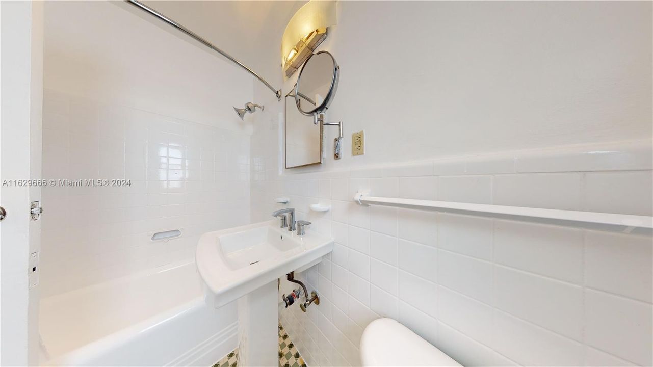 Active With Contract: $229,000 (0 beds, 1 baths, 430 Square Feet)