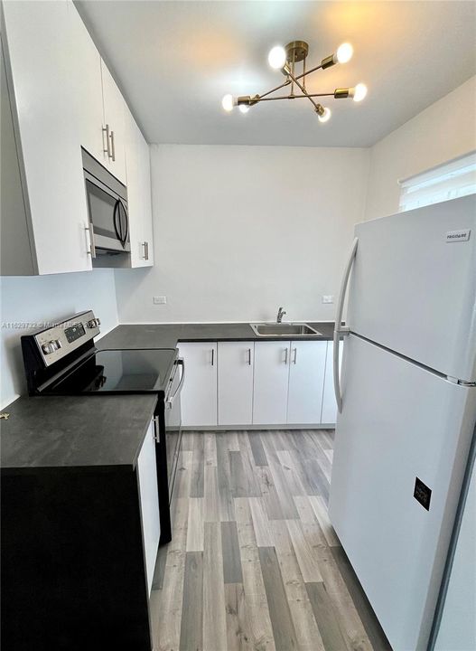 For Sale: $289,000 (1 beds, 1 baths, 700 Square Feet)