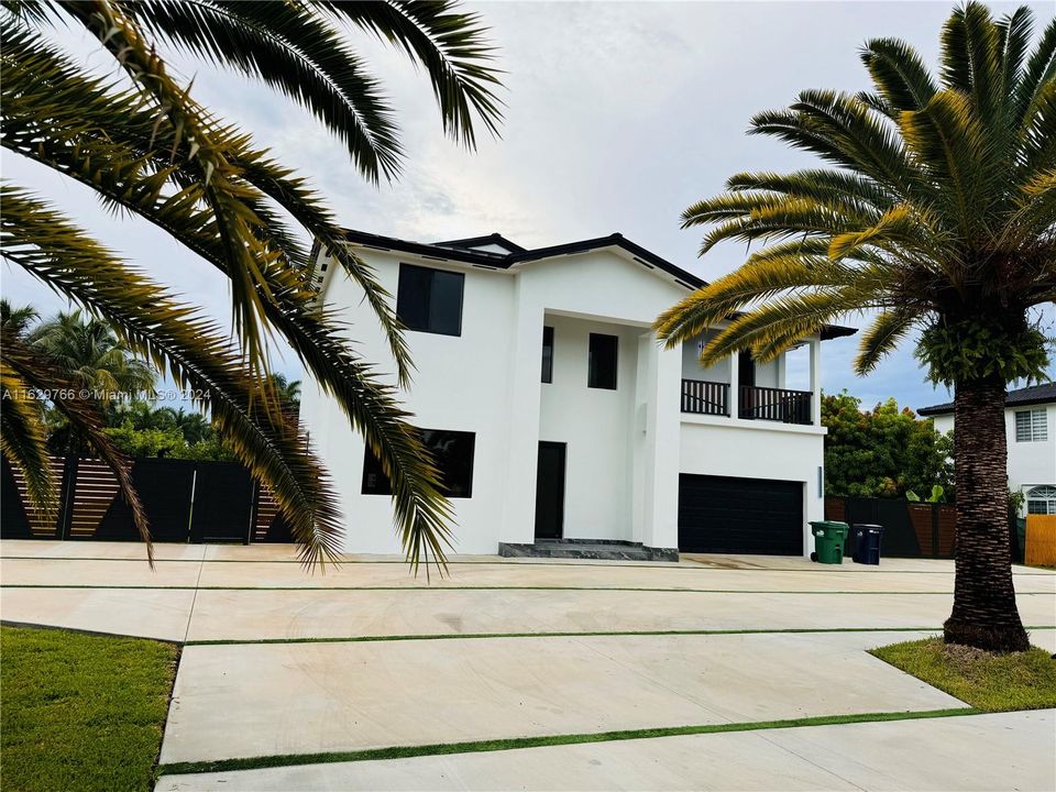 Vendido Recientemente: $1,399,900 (5 camas, 4 baños, 2612 Pies cuadrados)