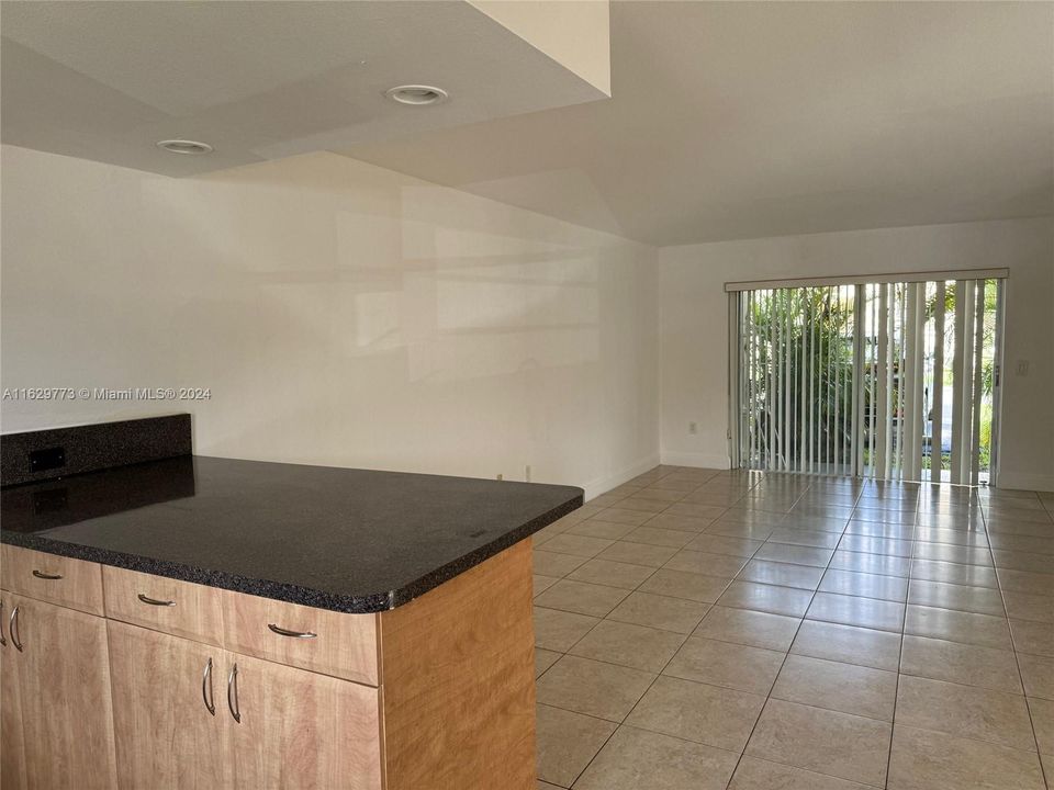 Active With Contract: $1,700 (1 beds, 1 baths, 700 Square Feet)