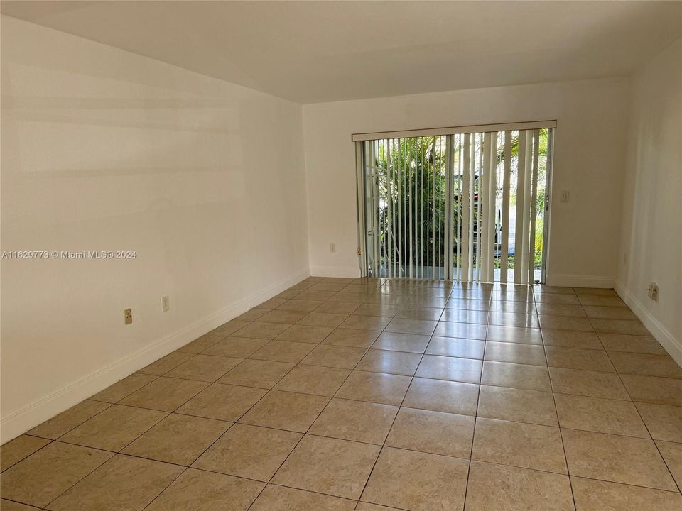 Active With Contract: $1,700 (1 beds, 1 baths, 700 Square Feet)