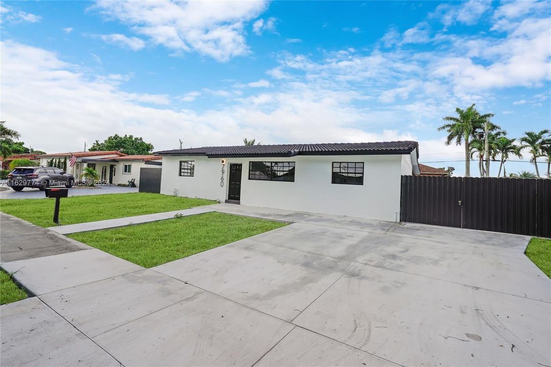 Active With Contract: $649,000 (3 beds, 2 baths, 1776 Square Feet)