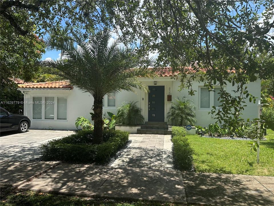 Recently Rented: $5,600 (3 beds, 3 baths, 1576 Square Feet)