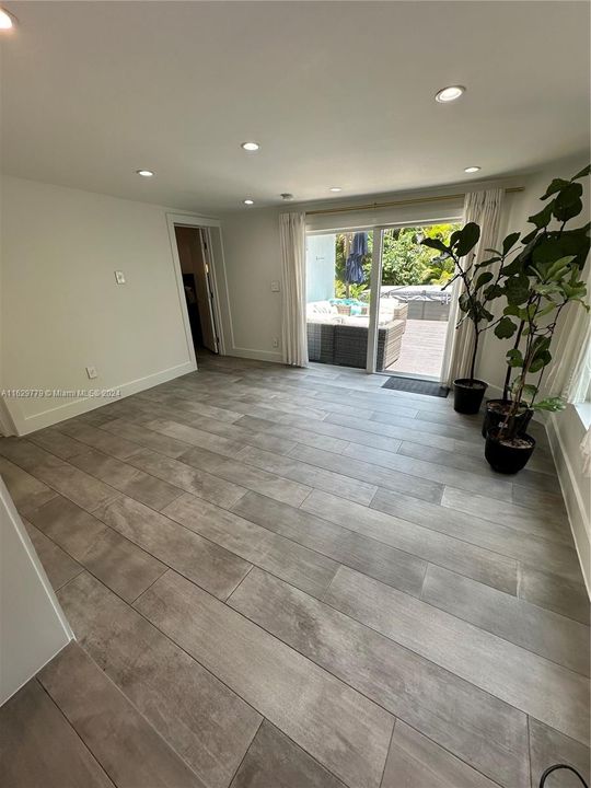 Recently Rented: $5,600 (3 beds, 3 baths, 1576 Square Feet)