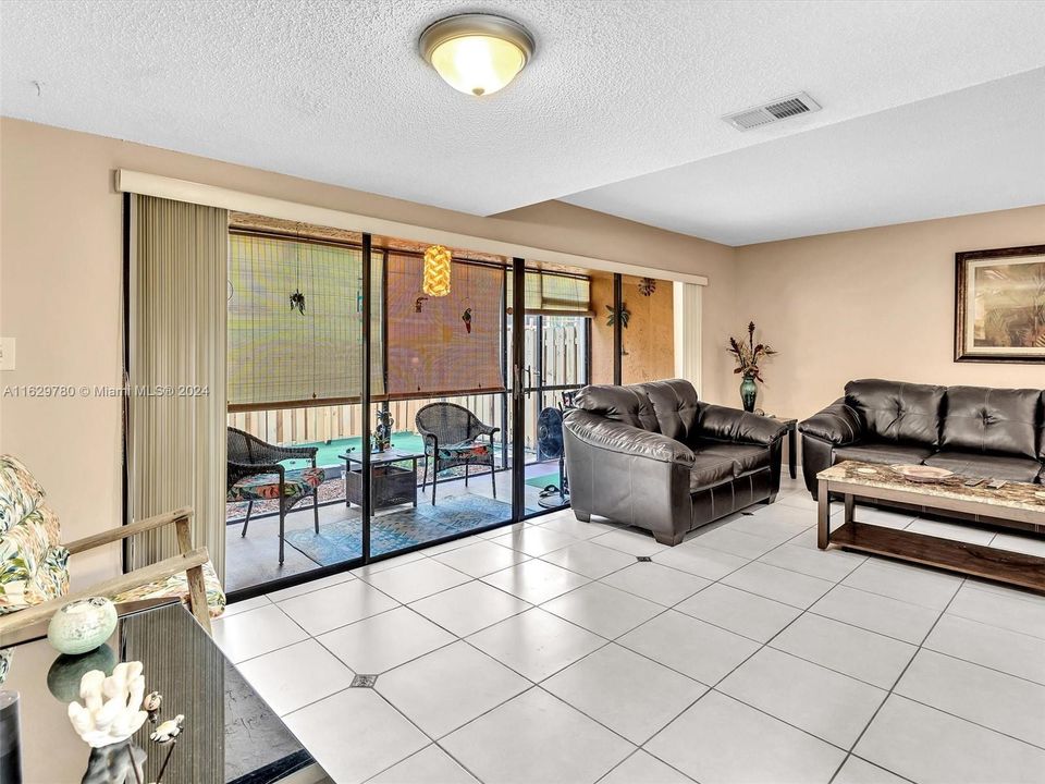 最近售出: $325,000 (3 贝兹, 2 浴室, 1581 平方英尺)