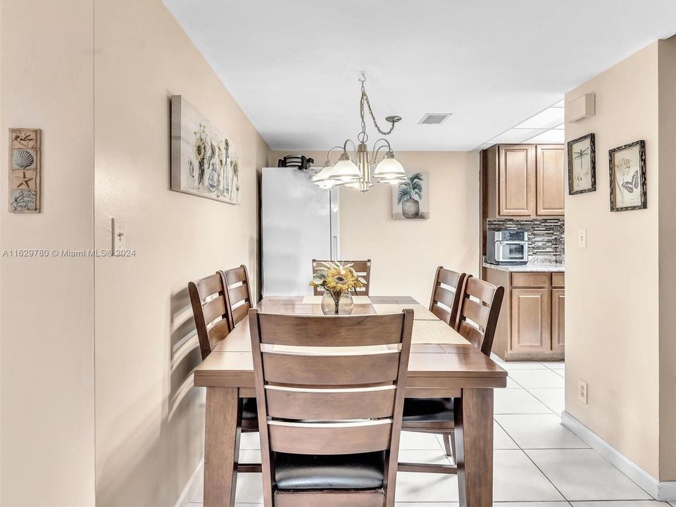 最近售出: $325,000 (3 贝兹, 2 浴室, 1581 平方英尺)