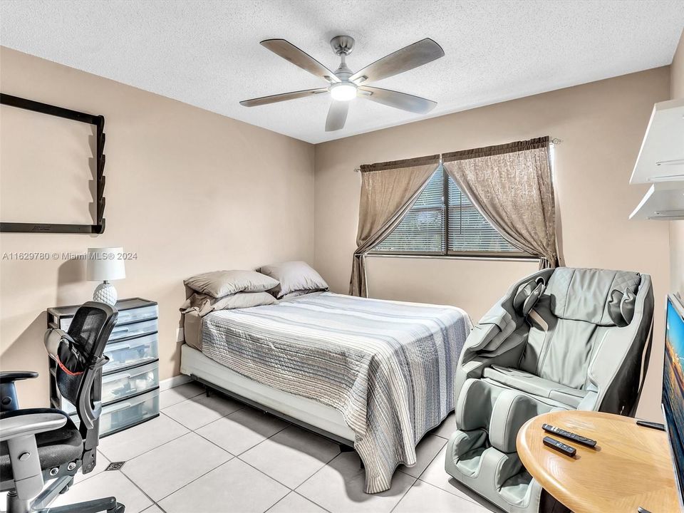 最近售出: $325,000 (3 贝兹, 2 浴室, 1581 平方英尺)