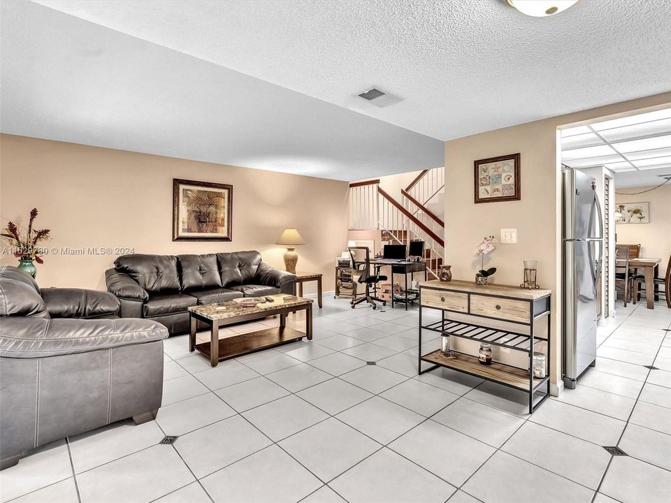 最近售出: $325,000 (3 贝兹, 2 浴室, 1581 平方英尺)