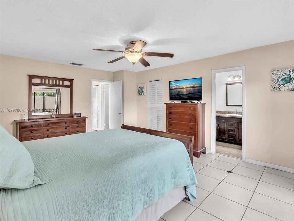 最近售出: $325,000 (3 贝兹, 2 浴室, 1581 平方英尺)