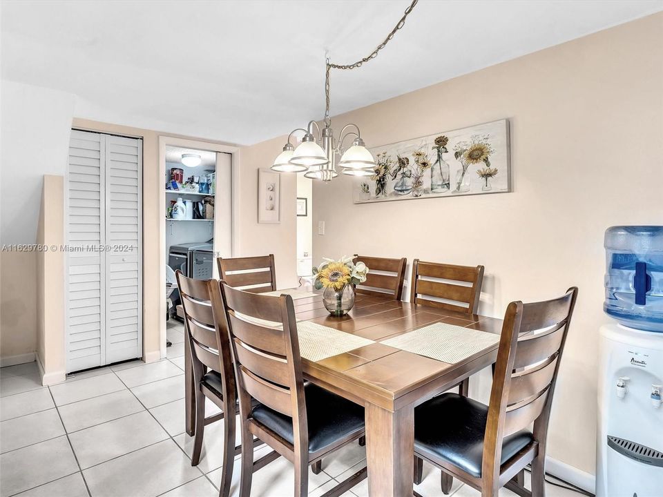 最近售出: $325,000 (3 贝兹, 2 浴室, 1581 平方英尺)