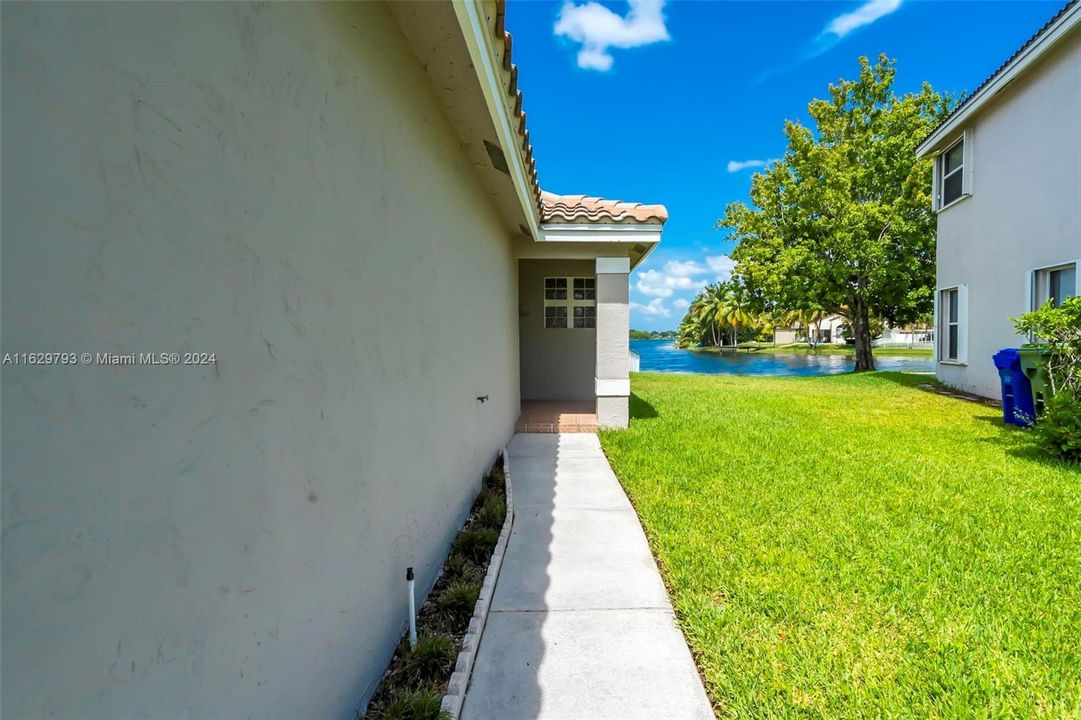 Active With Contract: $686,000 (3 beds, 2 baths, 1690 Square Feet)