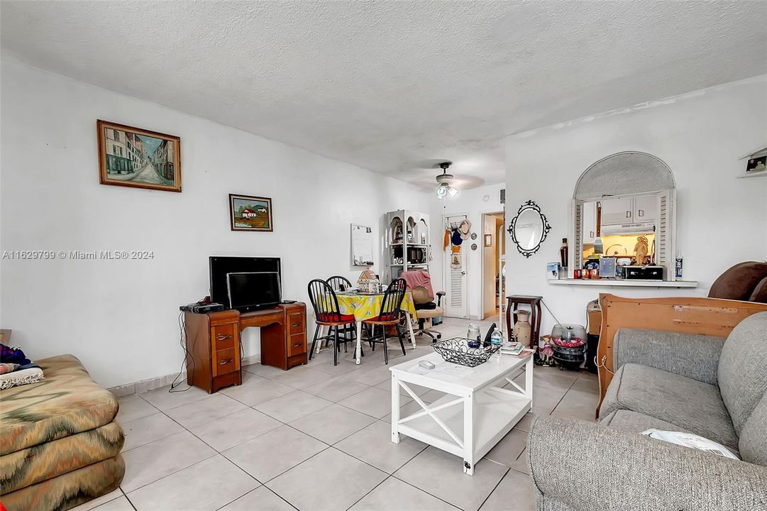 For Sale: $220,000 (1 beds, 1 baths, 585 Square Feet)