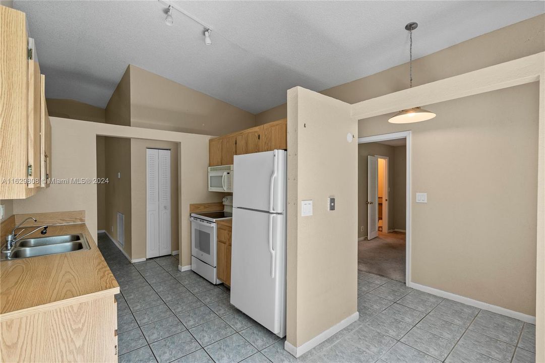 Active With Contract: $339,900 (2 beds, 2 baths, 1173 Square Feet)