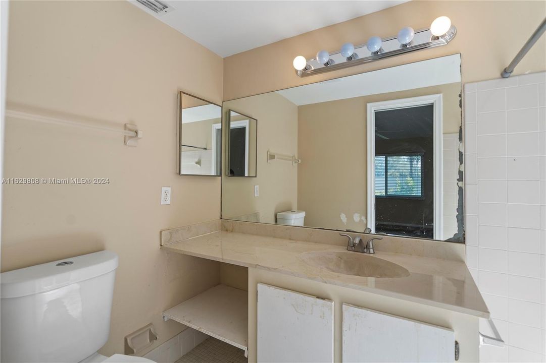 Active With Contract: $339,900 (2 beds, 2 baths, 1173 Square Feet)