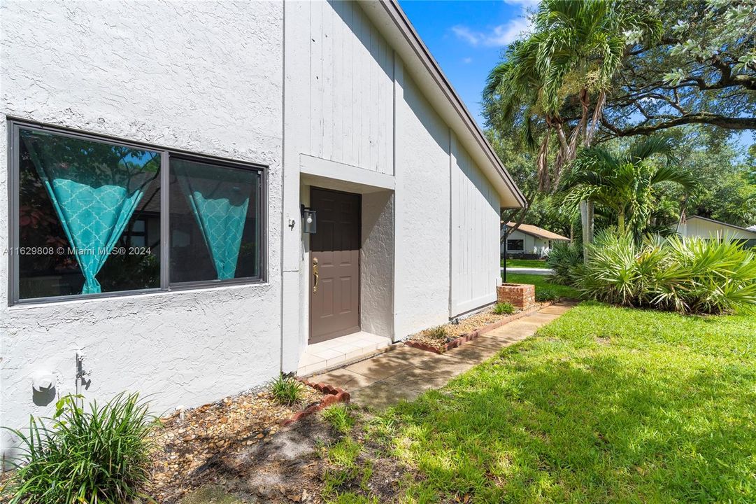 Active With Contract: $339,900 (2 beds, 2 baths, 1173 Square Feet)