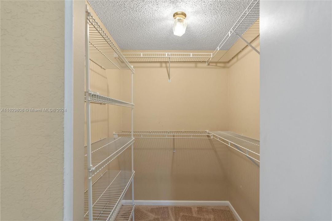 Activo con contrato: $339,900 (2 camas, 2 baños, 1173 Pies cuadrados)