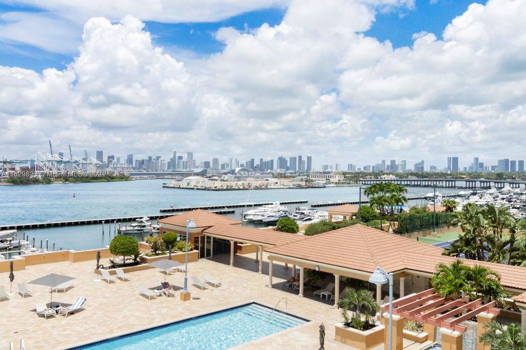 For Sale: $1,775,000 (2 beds, 2 baths, 1130 Square Feet)