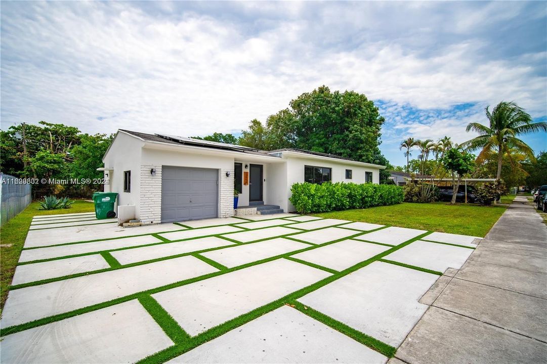 For Sale: $675,000 (3 beds, 3 baths, 1138 Square Feet)