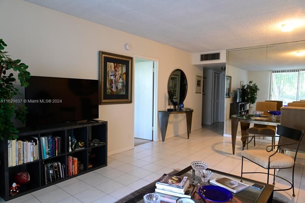 For Sale: $292,000 (1 beds, 1 baths, 1140 Square Feet)