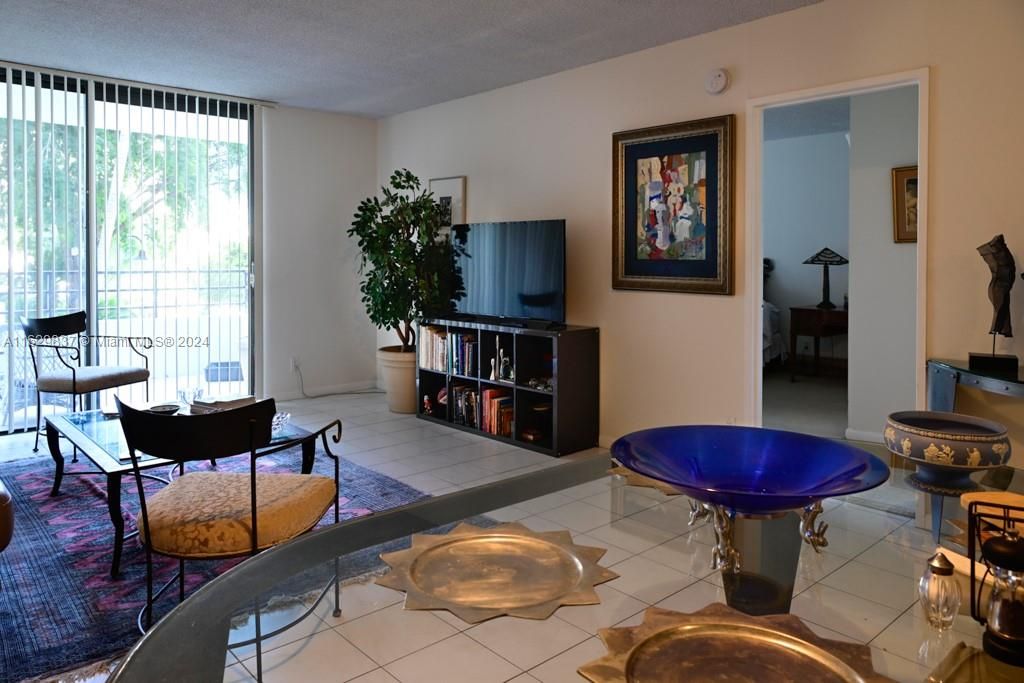 For Sale: $292,000 (1 beds, 1 baths, 1140 Square Feet)