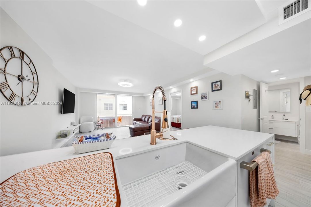 For Sale: $615,000 (1 beds, 1 baths, 645 Square Feet)