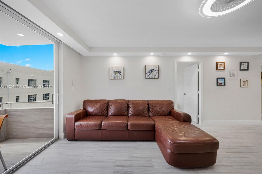 For Sale: $615,000 (1 beds, 1 baths, 645 Square Feet)