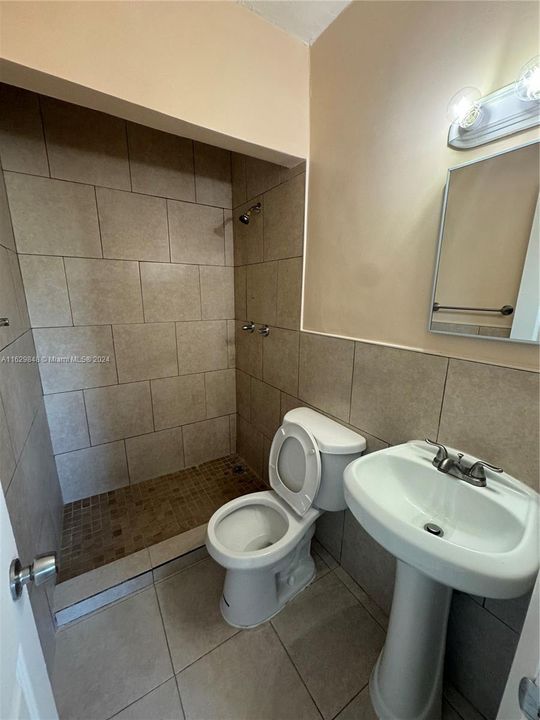 最近租的: $1,300 (1 贝兹, 1 浴室, 600 平方英尺)