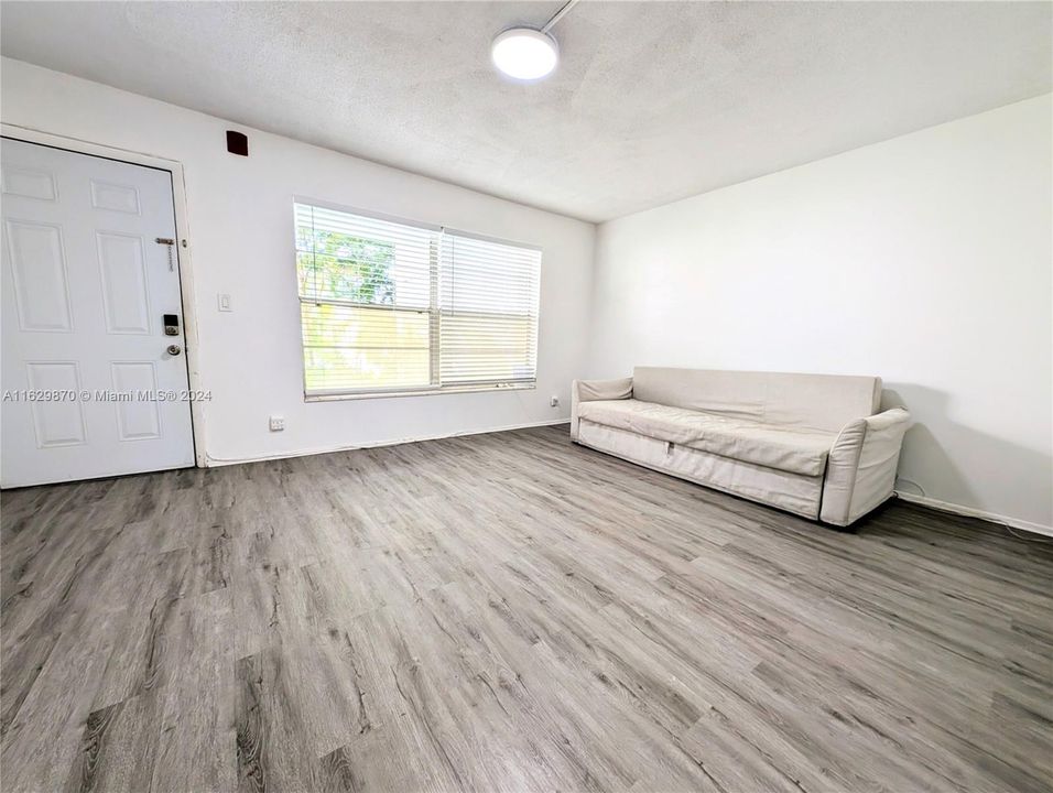 For Sale: $85,777 (1 beds, 1 baths, 662 Square Feet)