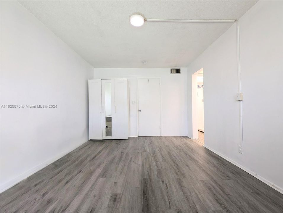 For Sale: $85,777 (1 beds, 1 baths, 662 Square Feet)