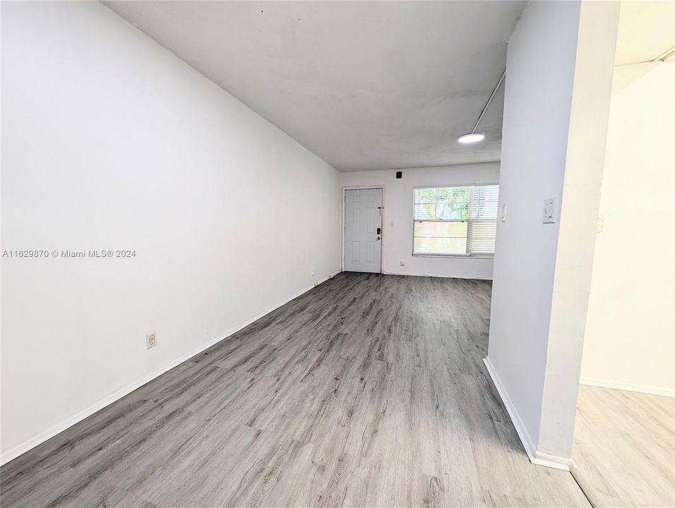 For Sale: $85,777 (1 beds, 1 baths, 662 Square Feet)