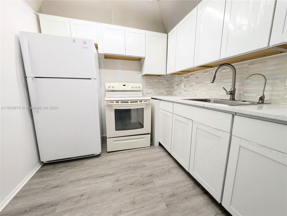 For Sale: $85,777 (1 beds, 1 baths, 662 Square Feet)