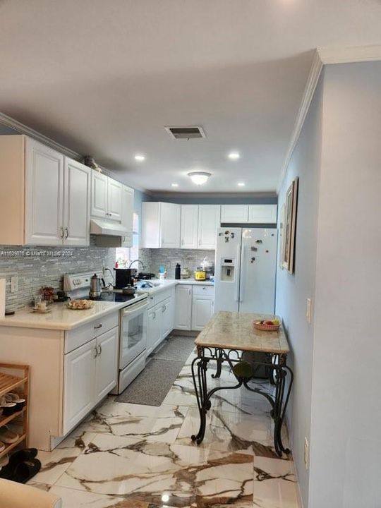 For Sale: $215,000 (2 beds, 2 baths, 899 Square Feet)