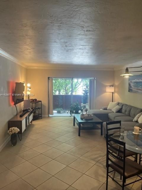 Active With Contract: $280,000 (1 beds, 1 baths, 896 Square Feet)