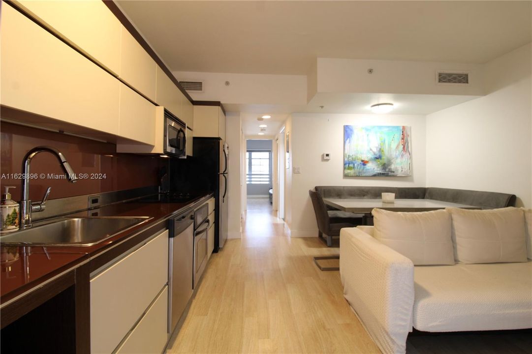 For Sale: $390,000 (1 beds, 1 baths, 651 Square Feet)