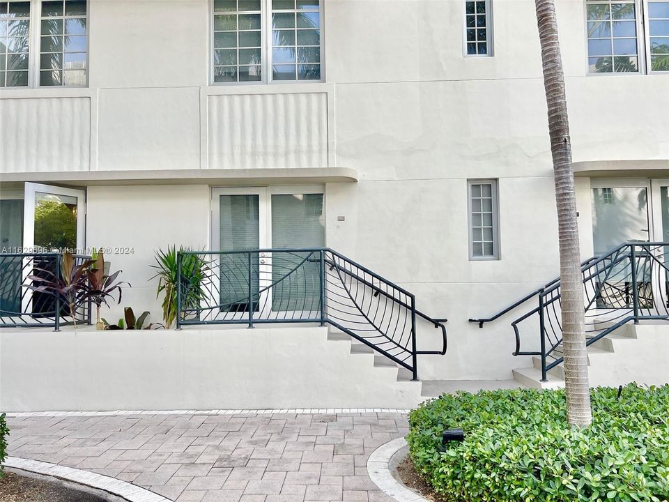 For Sale: $390,000 (1 beds, 1 baths, 651 Square Feet)